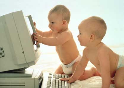Imagem-de-dois-bebes-brincando-com-as-maos-em-um-computador